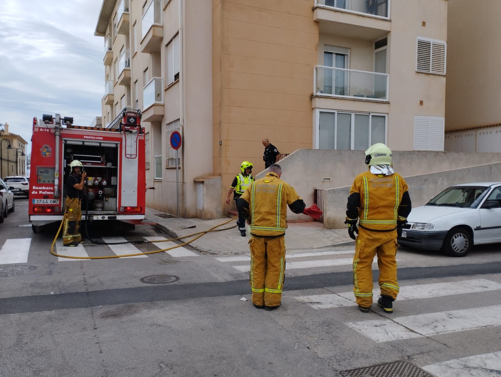 FOTOS | Alarma por un incendio en un ático en es Molinar, en Palma