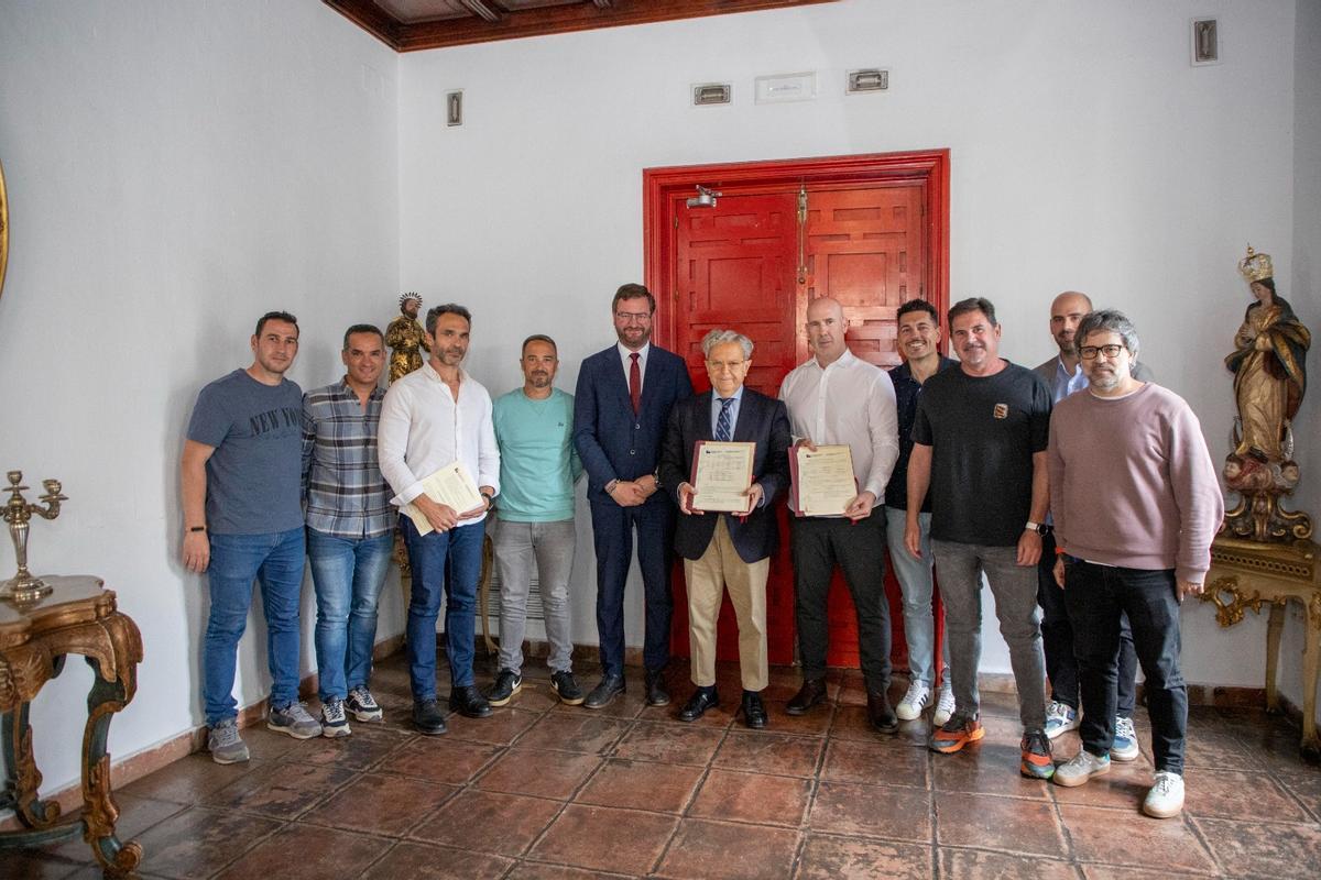 El presidente de la Diputación de Córdoba, Salvador Fuentes, con los bomberos del consorcio provincial.