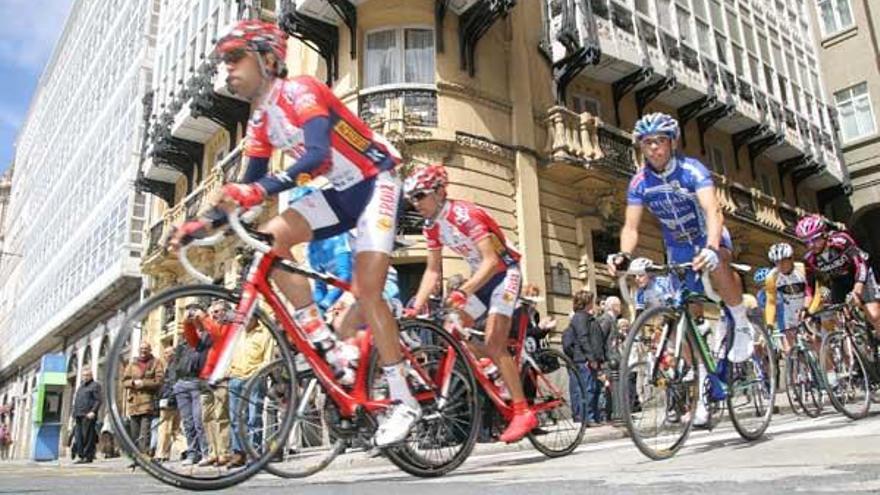 Oyarzun, en primer término, durante la salida del pelotón en A Coruña.