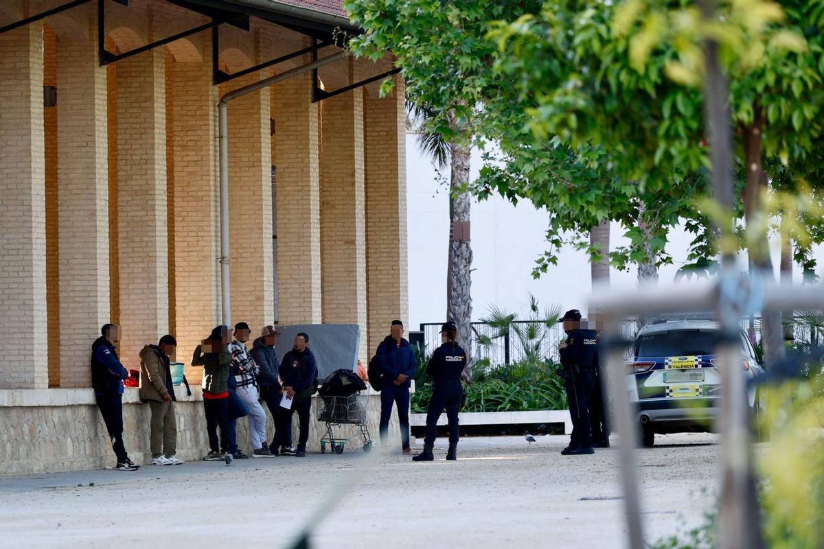Agentes de Policía Nacional y Local identificando a las personas antes de desalojarlas.