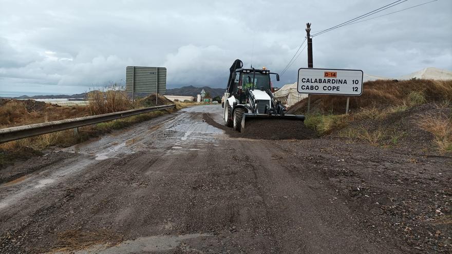 Los equipos del operativo especial de la red regional de carreteras trabajan en la limpieza de los arrastres de la carretera de Puntas de Calnegre, en Águilas (foto del martes, 23 de mayo, de 2023)