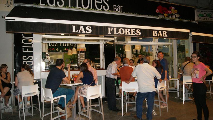 Al final de la Platería, en  la calle Santa Isabel, encontramos Las Flores, un lugar ideal para tapear .