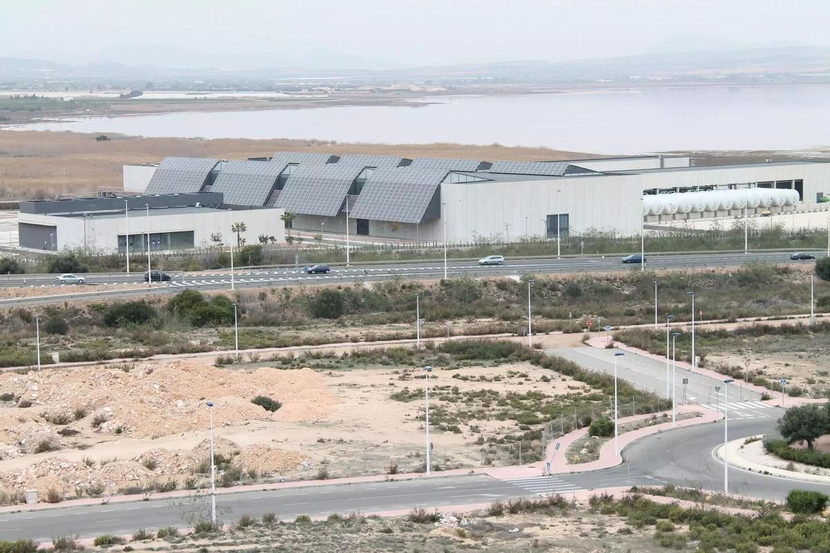 Vista del sector de Villa Amalia por urbanizar en primer término. Detrás la N-332 por desdoblar y al fondo la desaladora y la laguna de Torrevieja