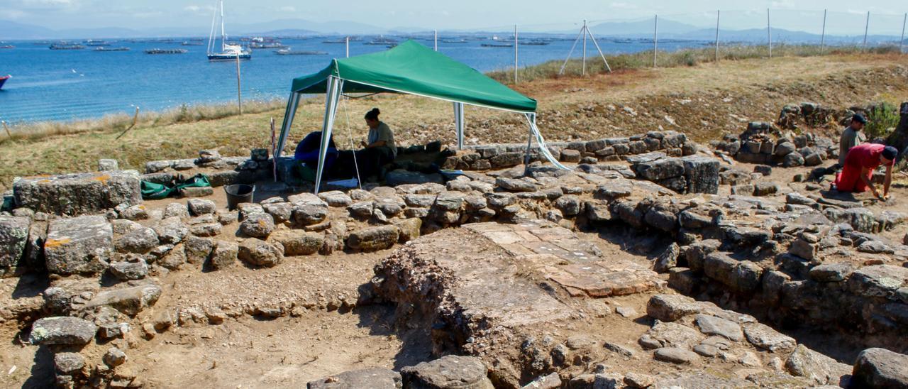 El yacimiento se encuentra en la duna de la playa de O Carreiro, en San Vicente de O Grove.