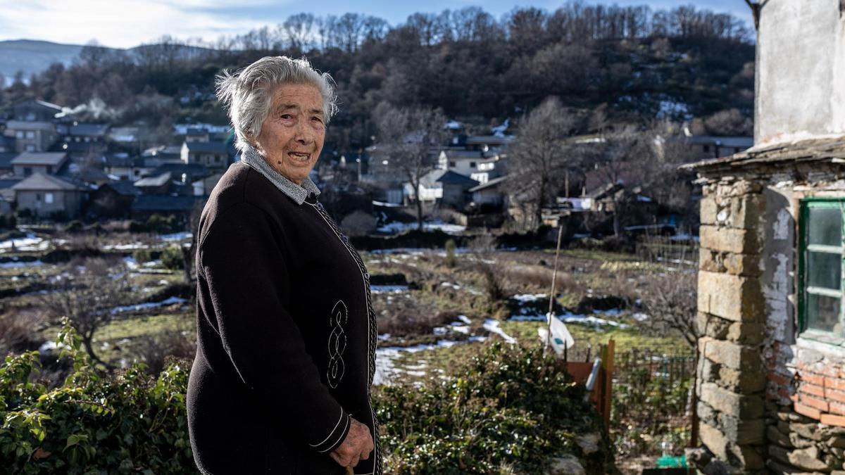 Josefa Sánchez, ante la vista de San Ciprián, en Sanabria.