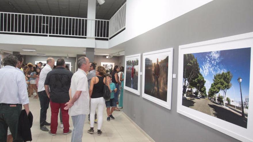 Una exposición de fotografías muestra el interior de la capital