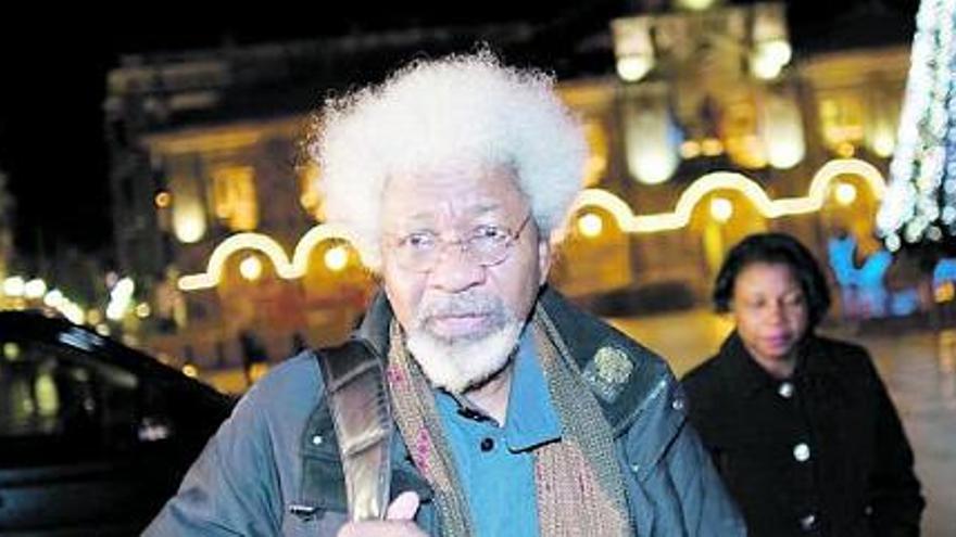 Wole Soyinka, anoche, a su llegada a El Parche.