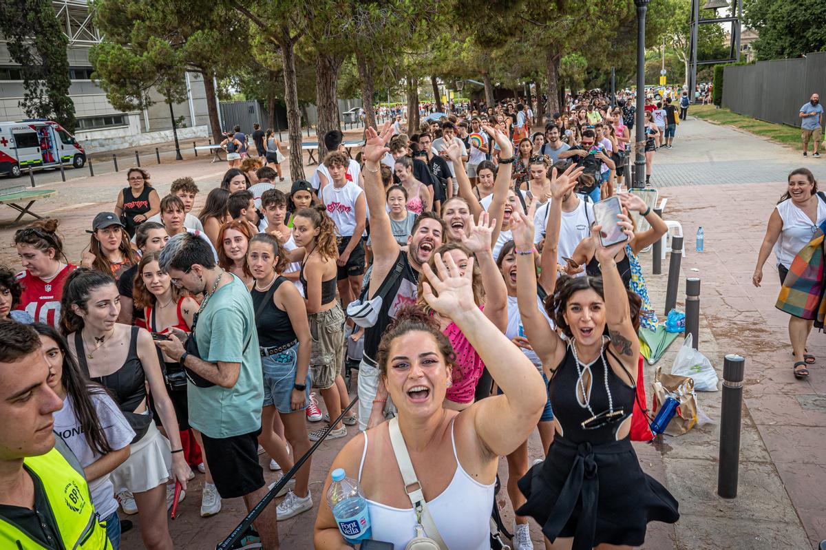 Ambiente en la cola antes del concierto de Rosalía