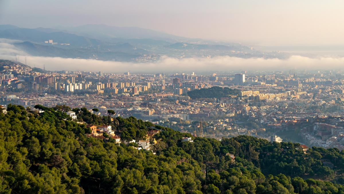 Un brazo de niebla matinal entra en Barcelona por el cauce del río Besòs