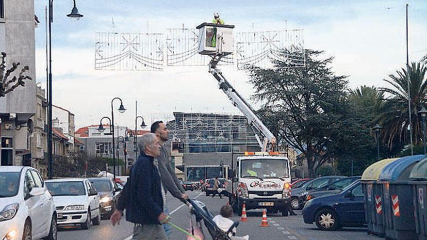 Empiezan a colgar las luces de Navidad