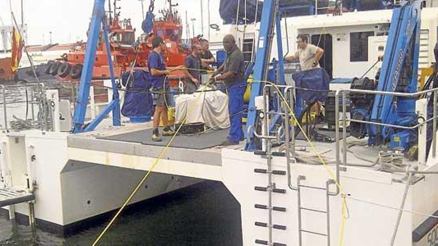 Preparativos en el barco B/O SOCIB, que ayer partió del puerto de Palma.