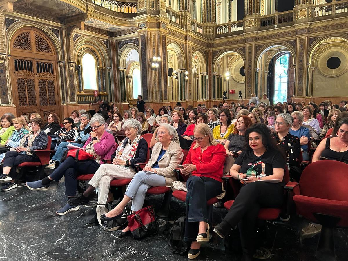 El salón de la Benefecència, lleno este sábado con el congreso feminista.