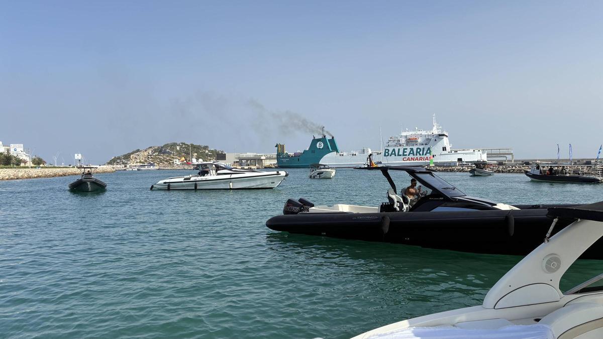 Arde un yate amarrado en el puerto deportivo Botafoc Ibiza