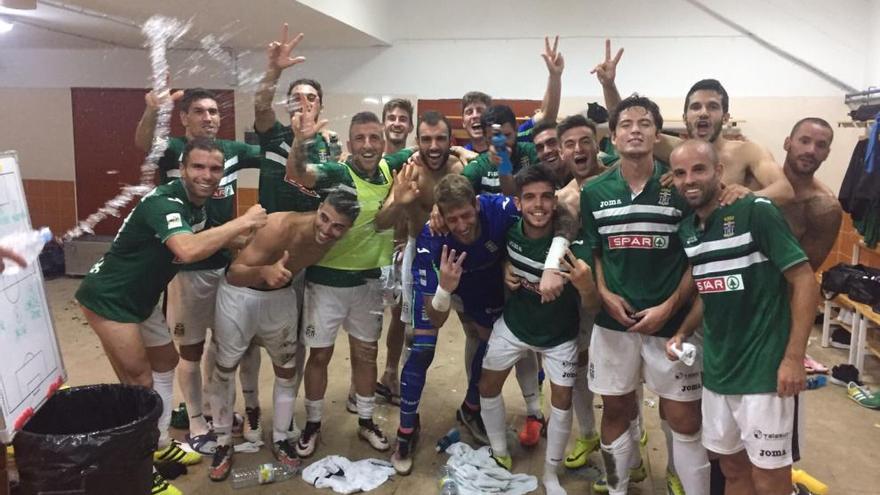 Los jugadores del FC Cartagena celebran el triunfo tras el partido.