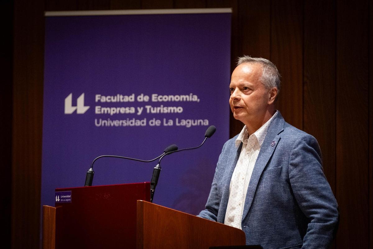 "Vergüenza" en la ULL: los estudiantes protestan para mantener los exámenes de julio "Vergüenza" en la ULL: los estudiantes protestan para mantener los exámenes de julio