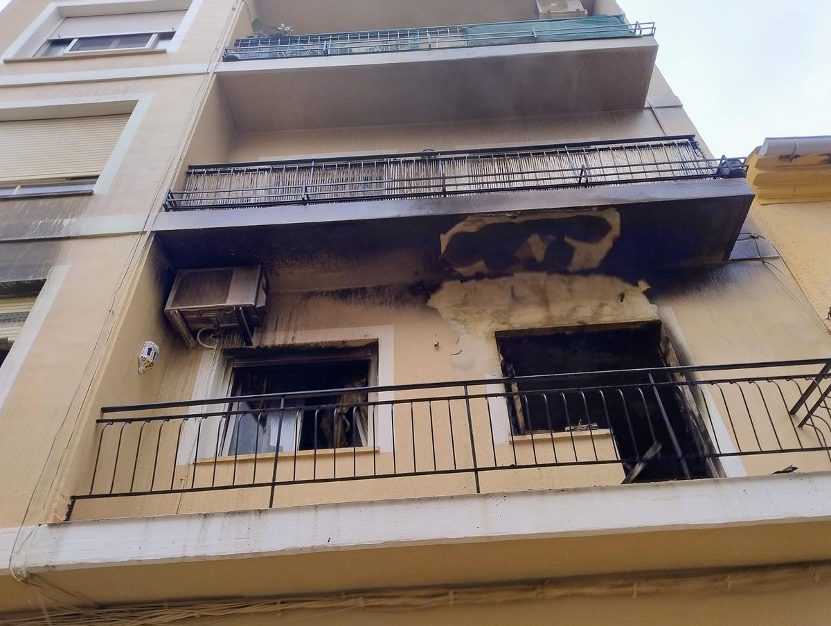 El perro salvado por los bomberos y la destrucción del incendio en Dénia (imágenes)
