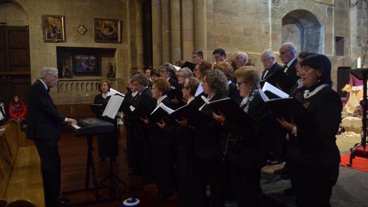 La Coral Benavente en una actuación en la iglesia de San Juan.