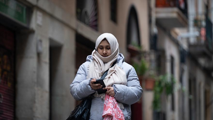 Archivo - Una mujer con hiyab, a 12 de marzo de 2025, en Barcelona, Catalunya (España).