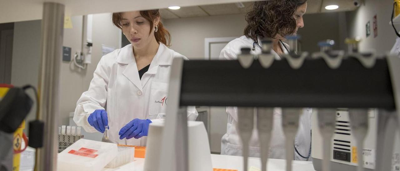 Dos investigadoras trabajan en el laboratorio de Ace Alzheimer Center Barcelona, este lunes.