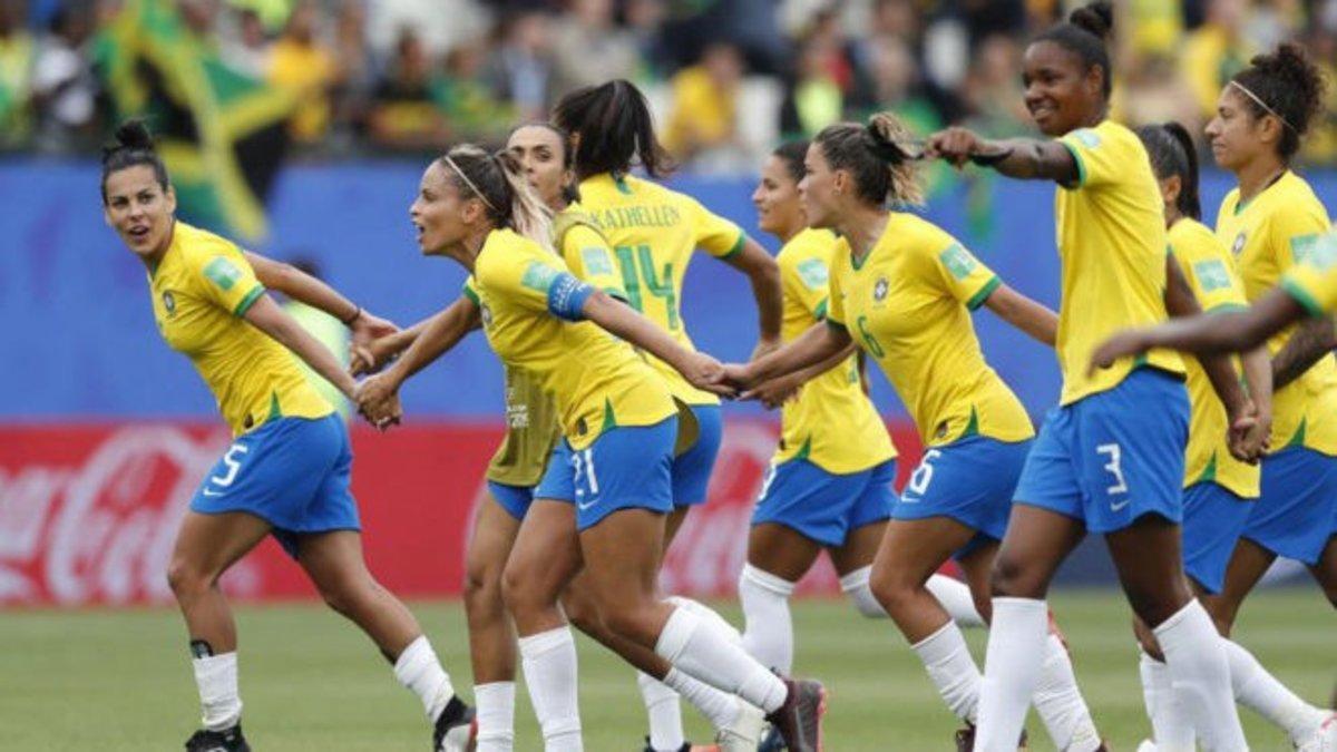 Las jugadoras de la selección brasileña celebran el triunfo ante Jamaica, a finales de junio del 2019