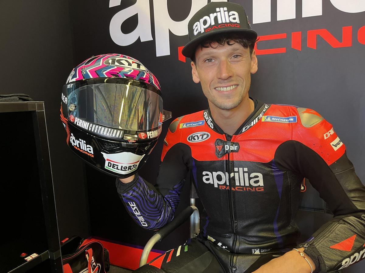 Lorenzo Savadori, piloto probador de Aprilia, muestra, hoy, en Misano, su casco experimental con radio incluida.