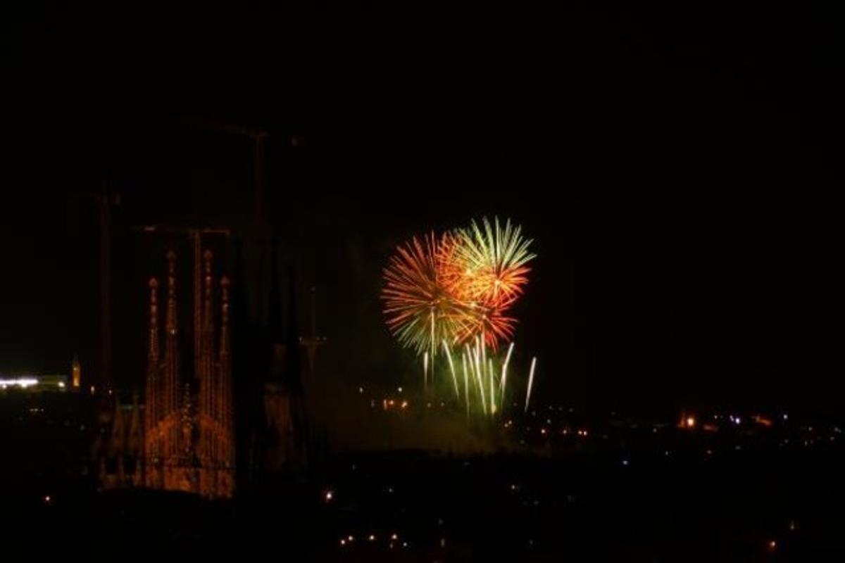 Una instantània del Piromusical de la Mercè que aquest any commemorava els vint anys dels Jocs Olímpics.