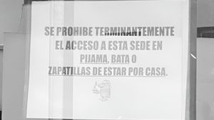 El polémico cartel en los juzgados de La Línea de la Concepción.