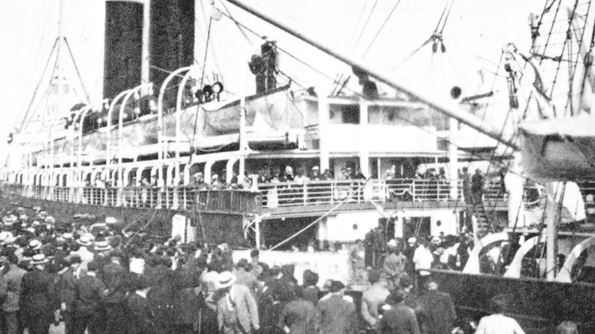 Embarque de emigrantes a América en el puerto de El Musel, hacia 1920.
