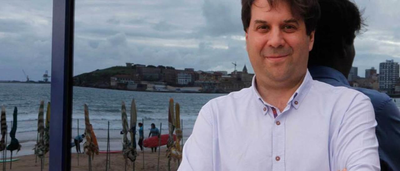 Jorge Alguacil, ayer, en la playa de San Lorenzo de Gijón.