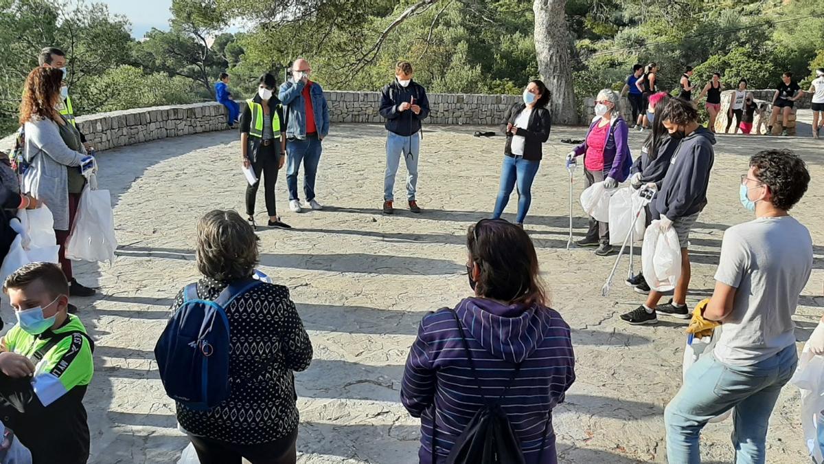 La charla previa a la limpieza.