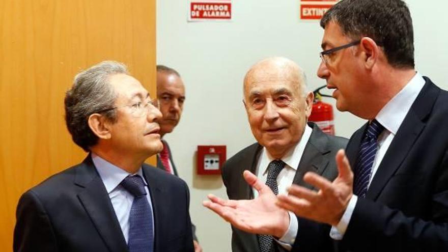 Ángel Luna, nuevo síndic interino, y José Cholbi, en las Corts con Enric Morera, con el adjunto a instancias del PP, Carlos Morenilla, al fondo.