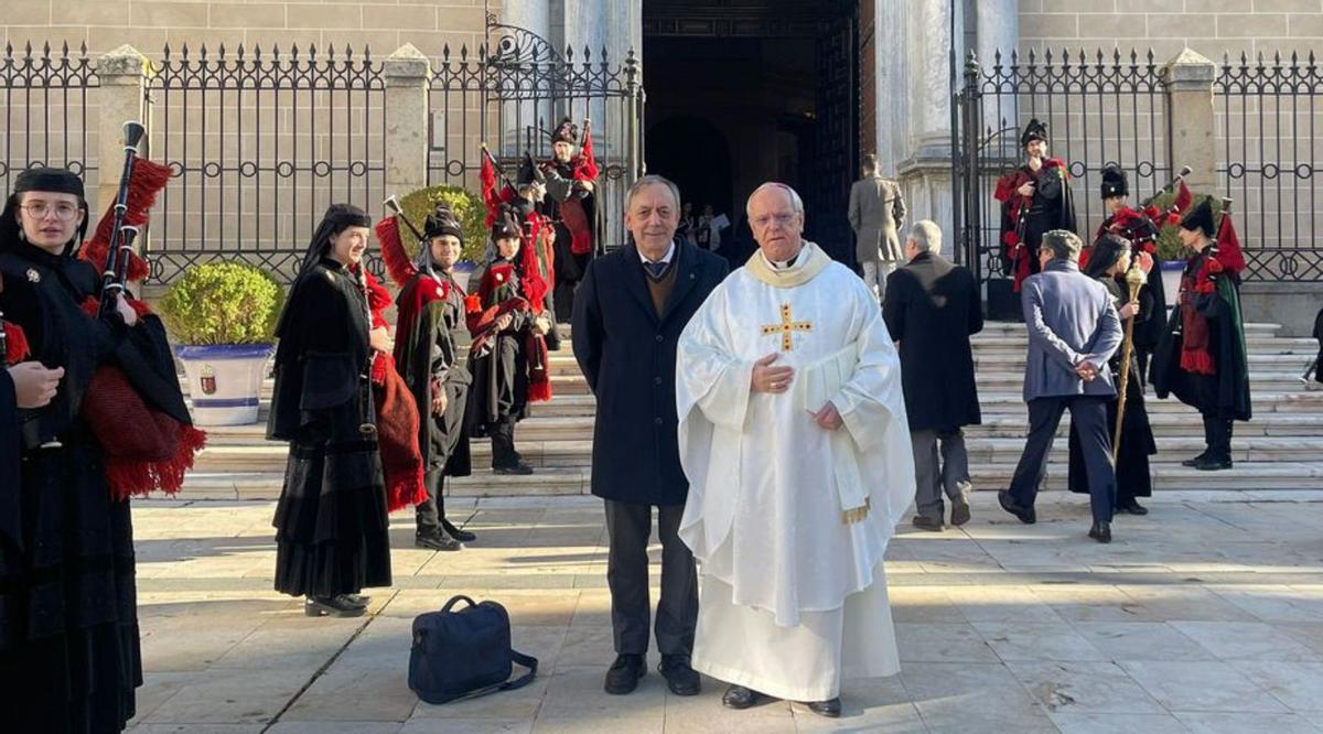El obispo de Ourense en Badajoz, con Foxo y la Real Banda.  | //  FDV