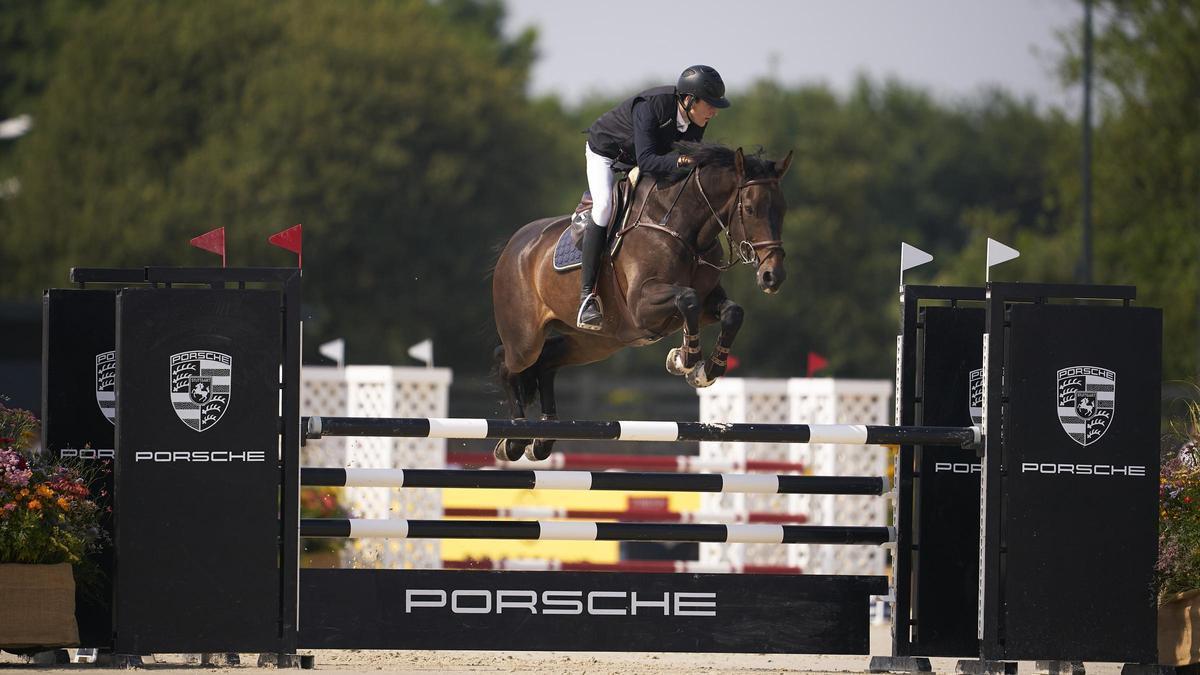 Juan Riva Gil ejecuta un salto durante una competición