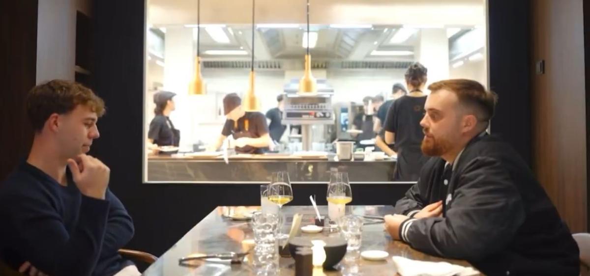 Quevedo e Ibai Llanos durante una cena en un restaurante.