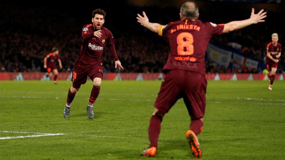 Messi acude a felicitar a Iniesta, que le regaló la asistencia en Stamford Bridge.