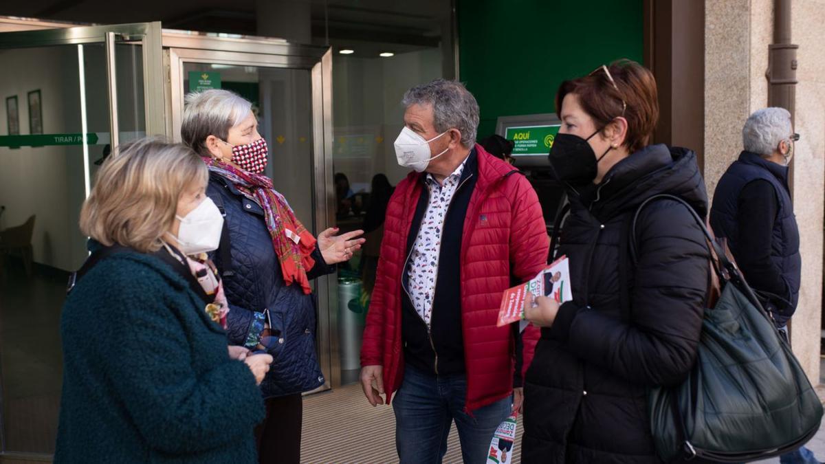 Manuel Fuentes y Conchi Trufero, candidatos por Zamora Decide, reparten folletos por la plaza Sagasta y charlan con algunos ciudadanos.