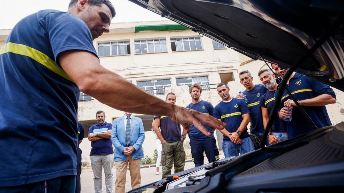 Cristóbal Gómez explica cómo funciona el motor de un coche eléctrico y las precauciones que hay que tomar. | | GERARDO OJEDA