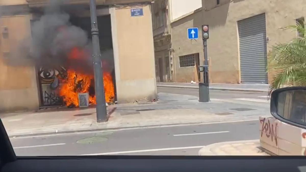 Incendio en la avenida del Puerto de València.