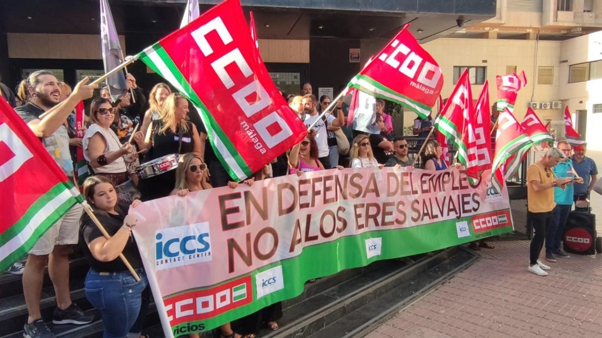 La protesta de los trabajadores de ICCS en el centro de trabajo de Málaga.