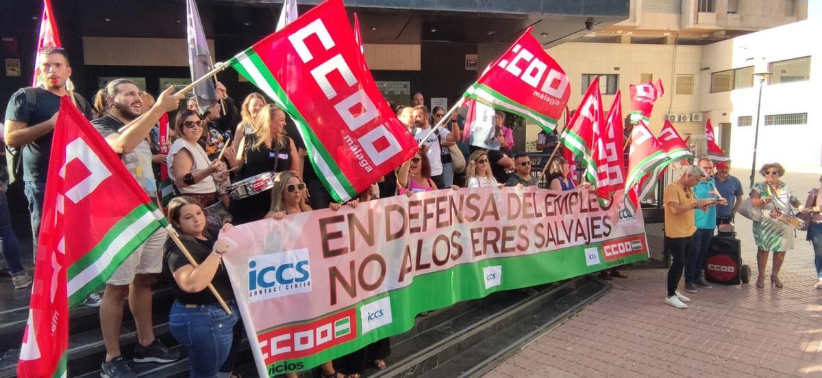 La protesta de los trabajadores de ICCS en el centro de trabajo de Málaga.