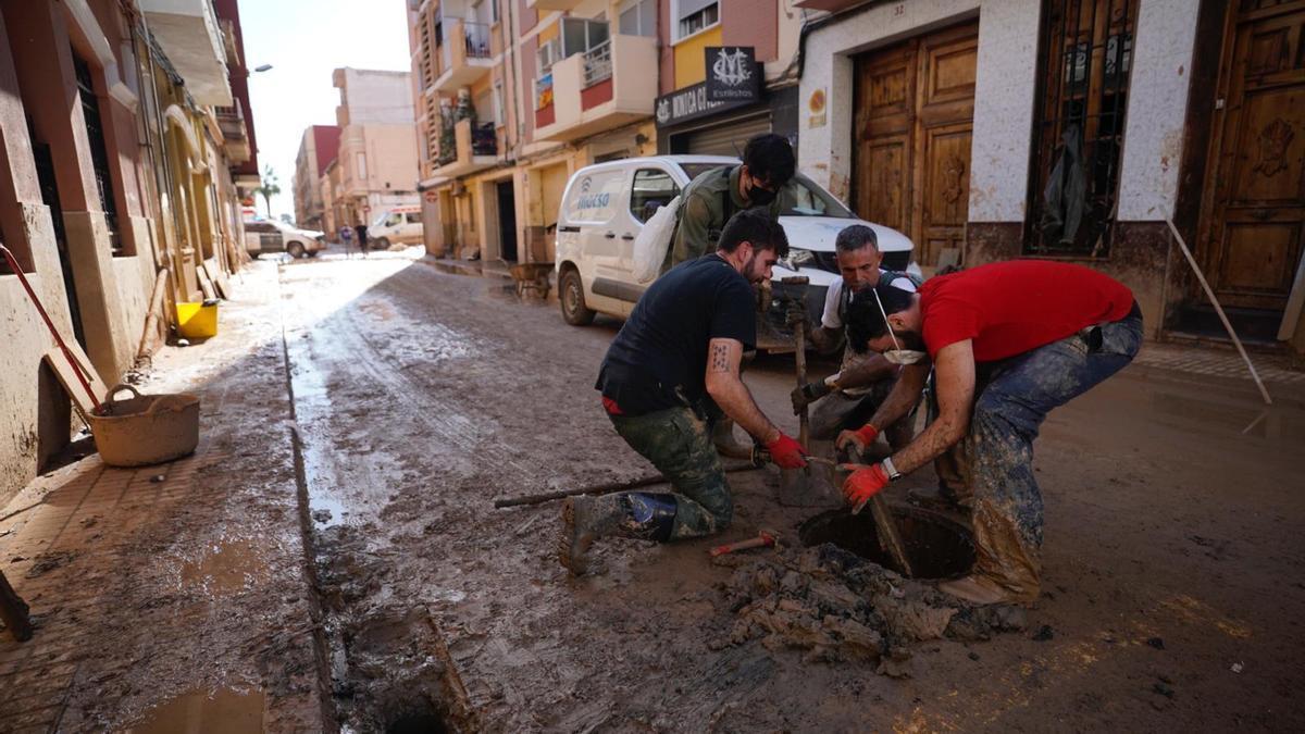 Lucha contra reloj para limpiar los colectores ante la nueva DANA