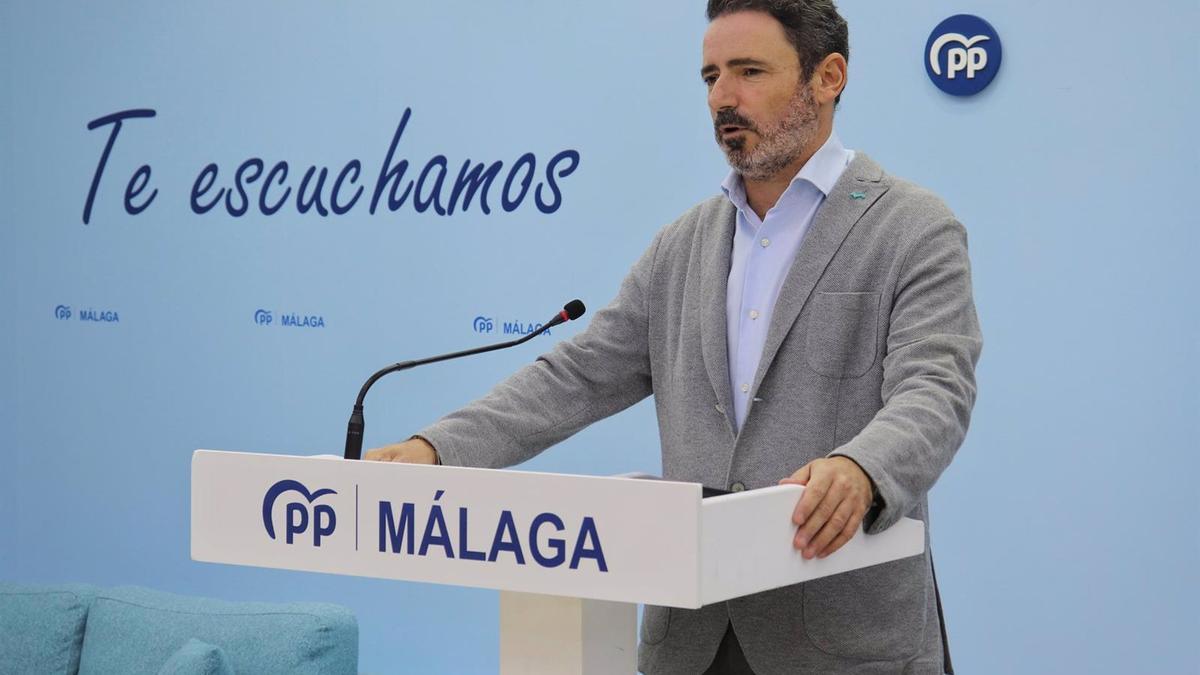 El secretario general del PP de Málaga, José Ramón Carmona, en rueda de prensa.