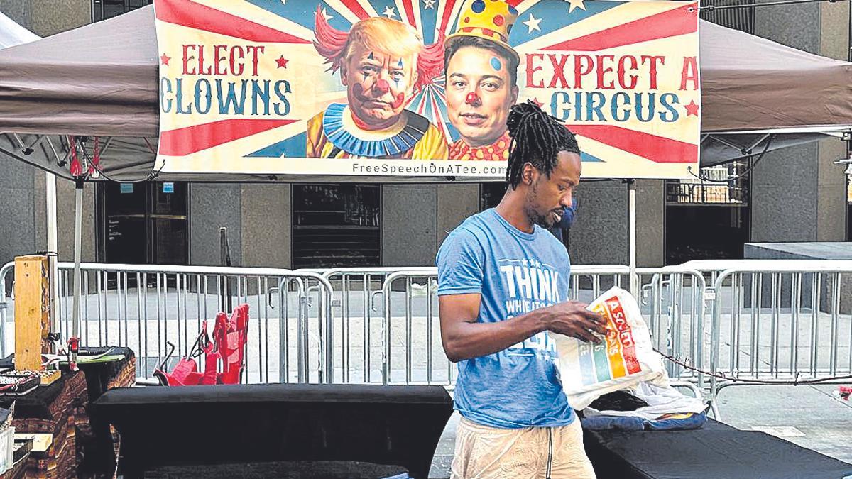 En la imagen, un puesto ambulante de camisetas en la Sexta Avenida de Nueva York.