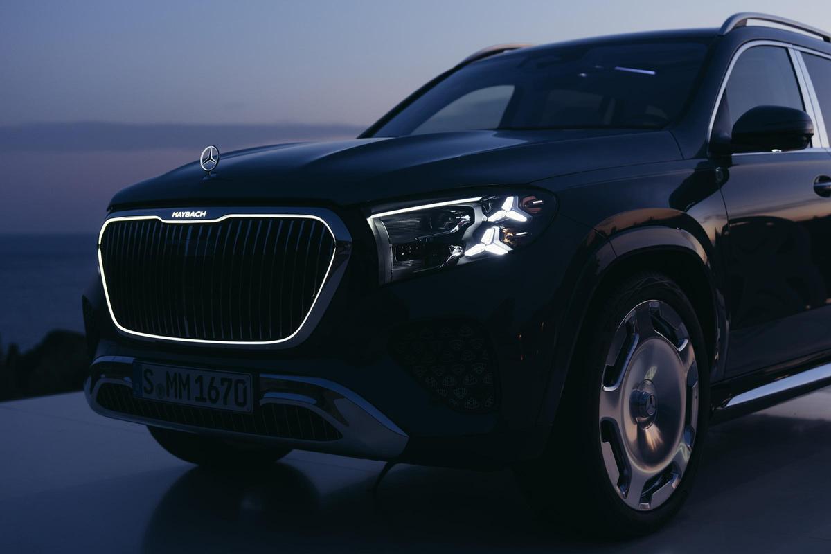 El cambio más visible está en el frontal, donde la parrilla específica de Mercedes-Maybach estrena un contorno iluminado y, por primera vez en un GLS, integra la inscripción Maybach también iluminada