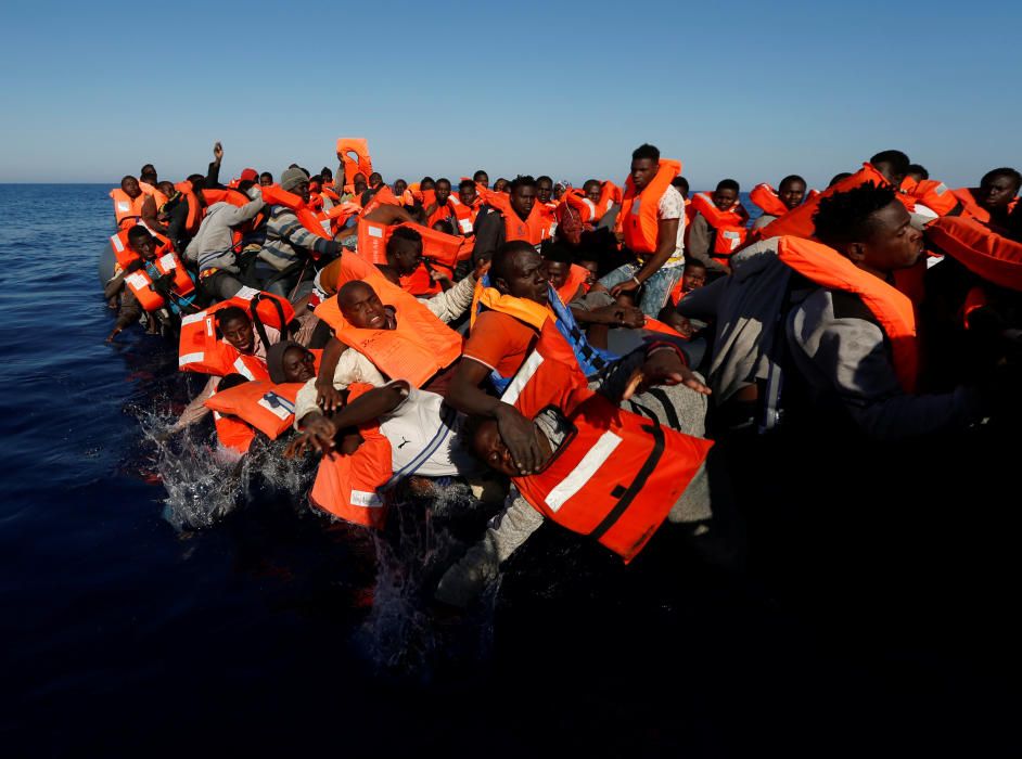 Inmigrantes en una precaria patera en aguas de Malta.