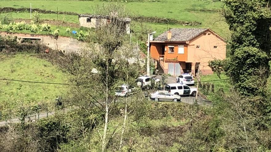 Guardia Civil en el pueblo del desaparecido en Cangas del Narcea.