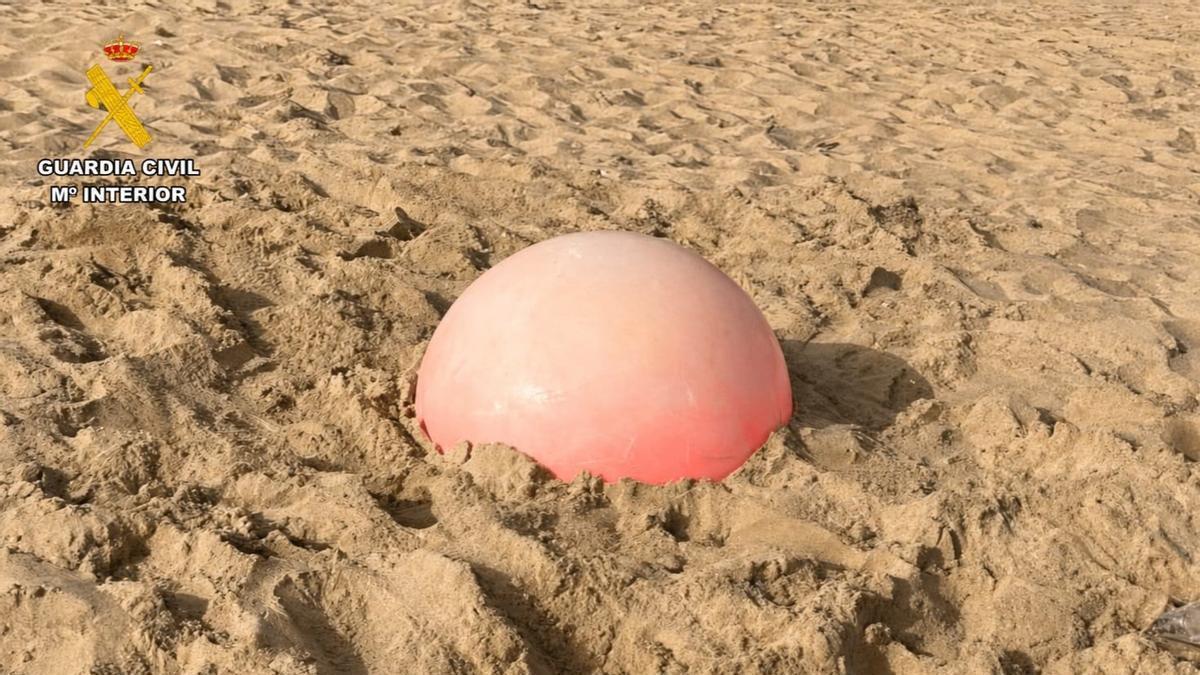 Boya enterrada en la playa de Doñana