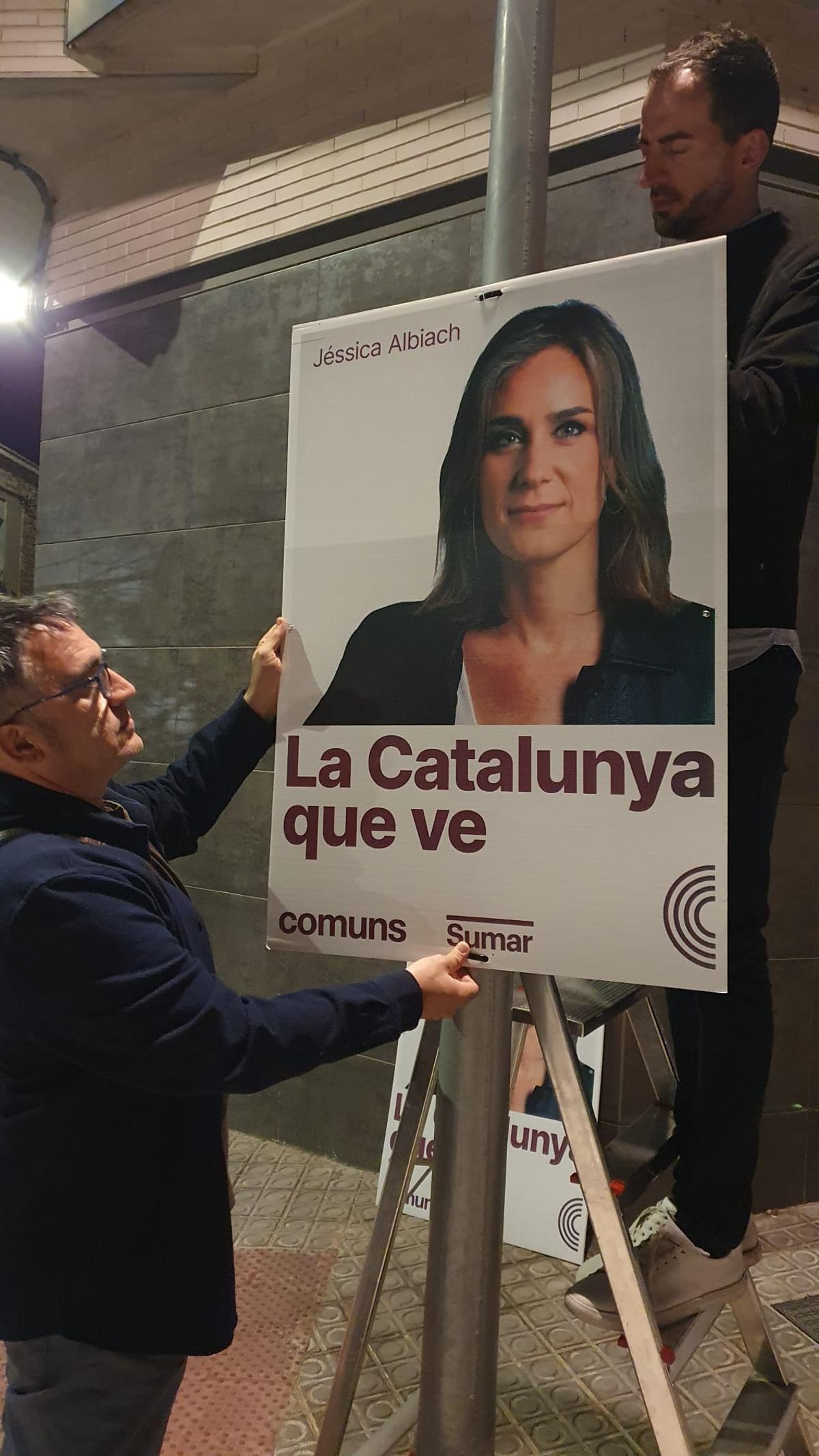 Penjada de cartells dels Comuns amb el lema &quot;La Catalunya que ve&quot;