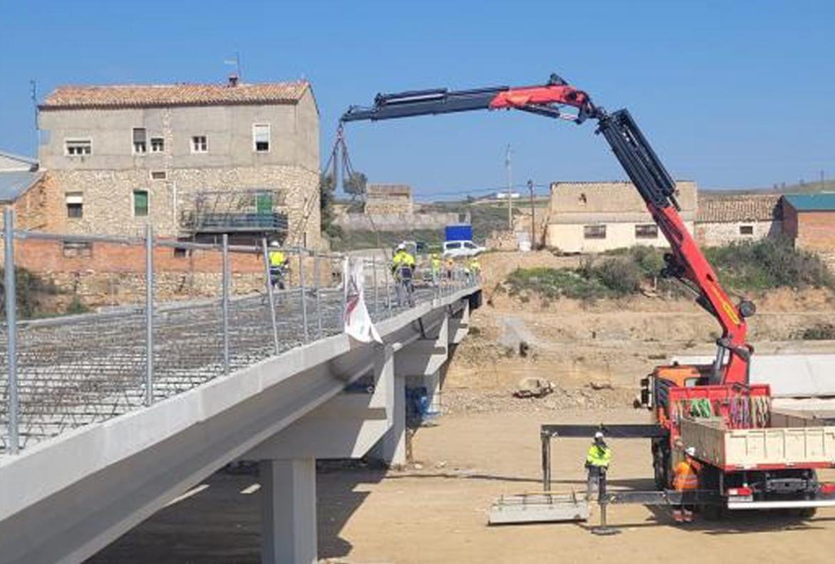La estructura del nuevo puente de la A-2306 ya está perfilada.