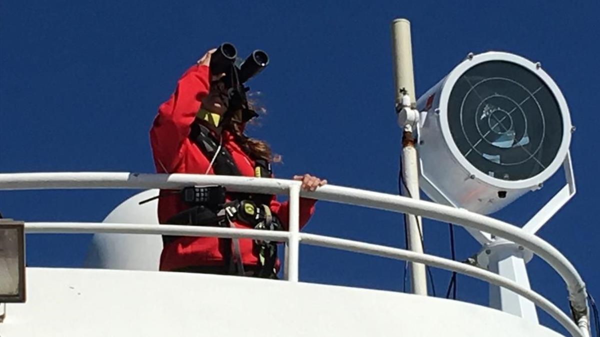 Labores de vigilancia en el 'Golfo Azzurro', la embarcación de rescate de inmigrantes de Open Arms, frente a la costa libia.